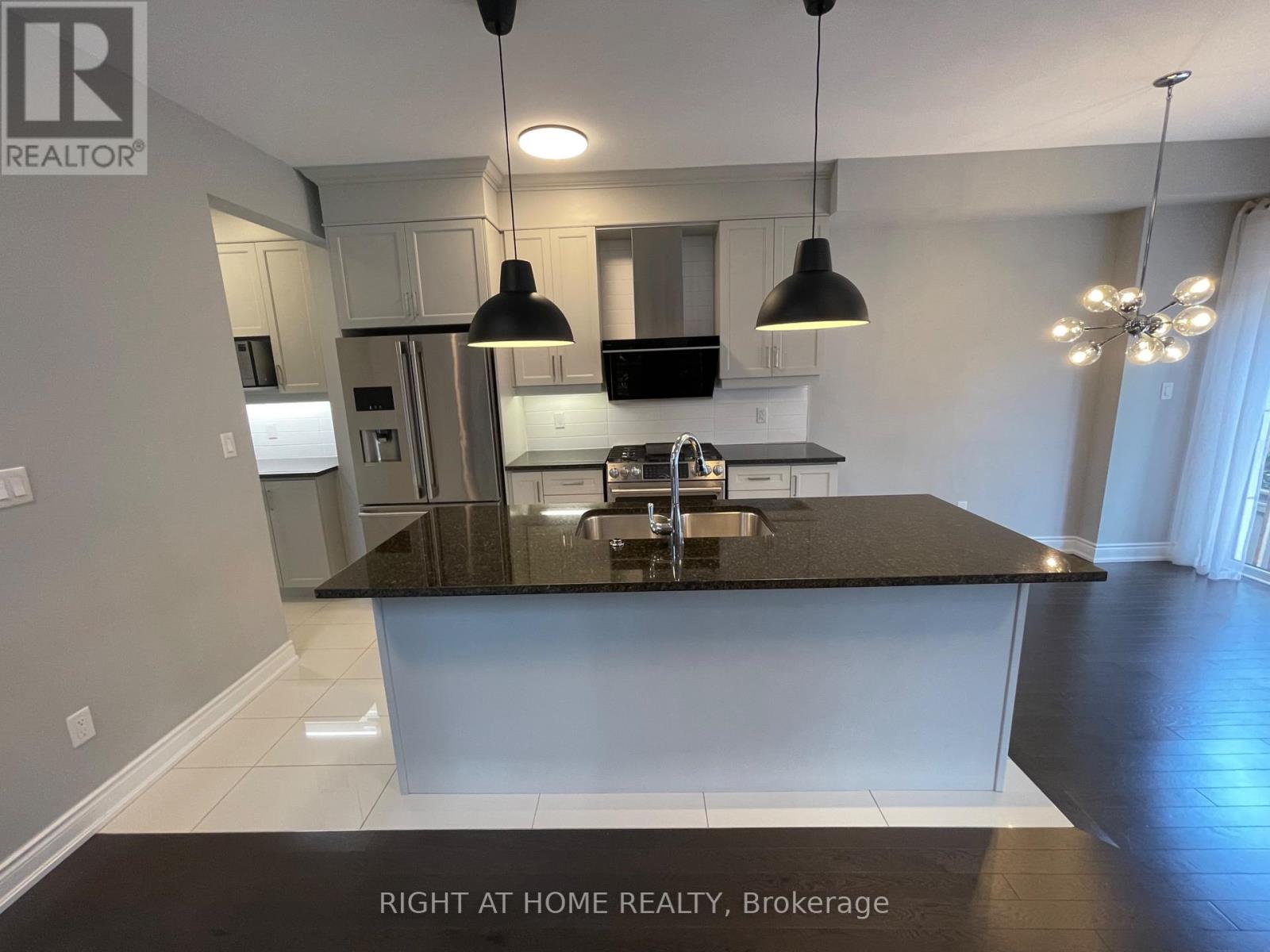 2 Queen Mary Court, Vaughan, Ontario  L4L 0H9 - Photo 9 - N13435936