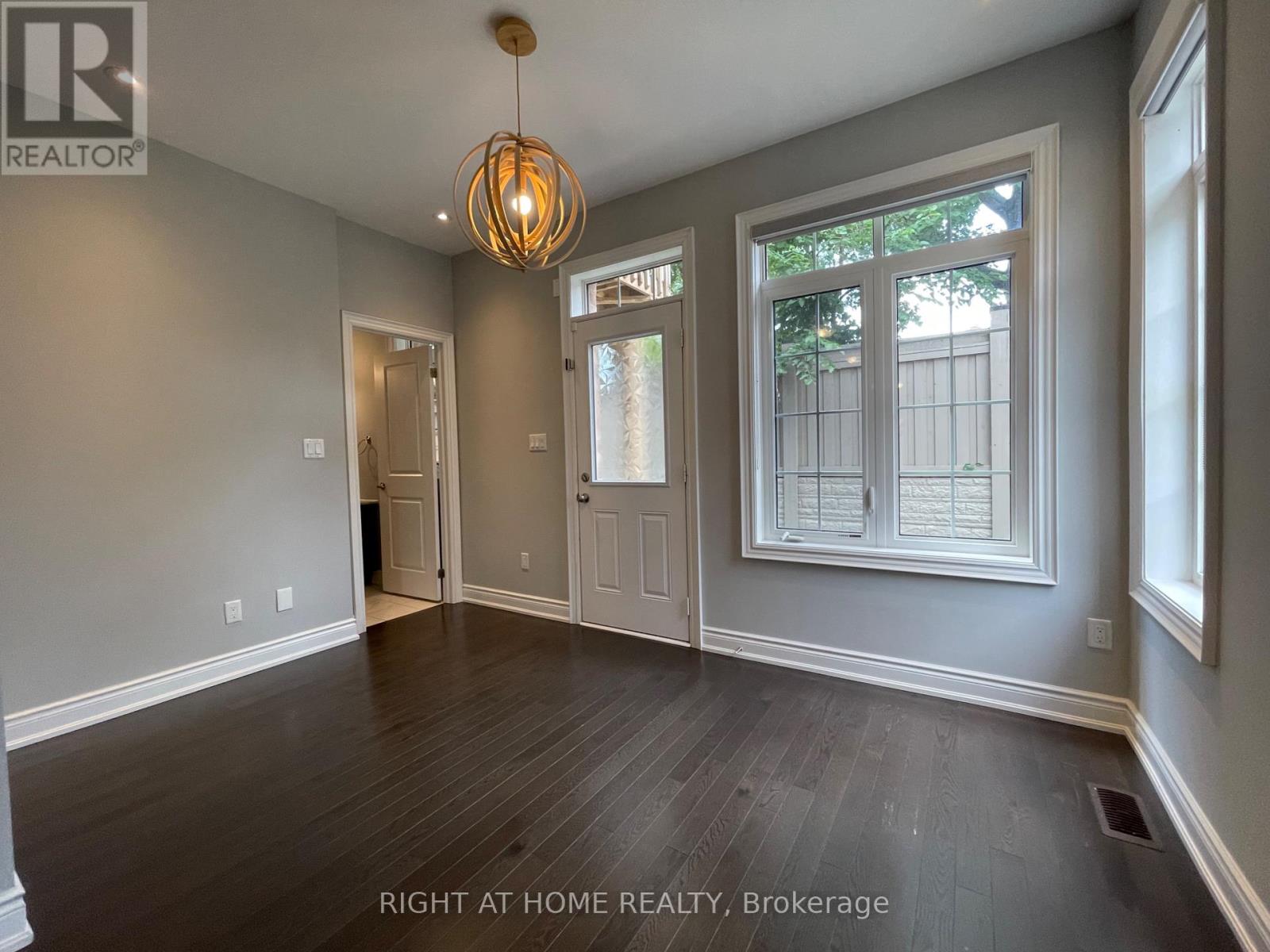 2 Queen Mary Court, Vaughan, Ontario  L4L 0H9 - Photo 4 - N13435936