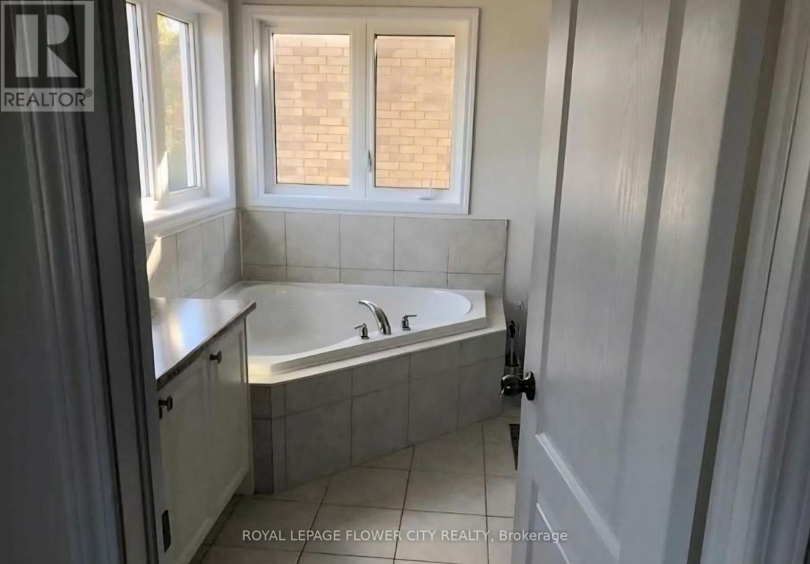 7657 Hackberry Trail, Niagara Falls, Ontario  L2H 3R5 - Photo 6 - X13685418