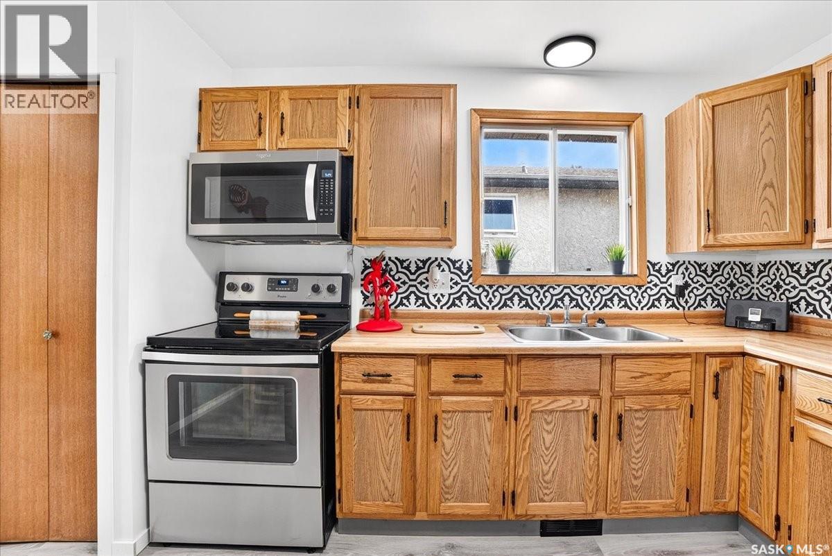 1324 Courtney Street, Regina, Saskatchewan  S4T 7S1 - Photo 3 - SK045573