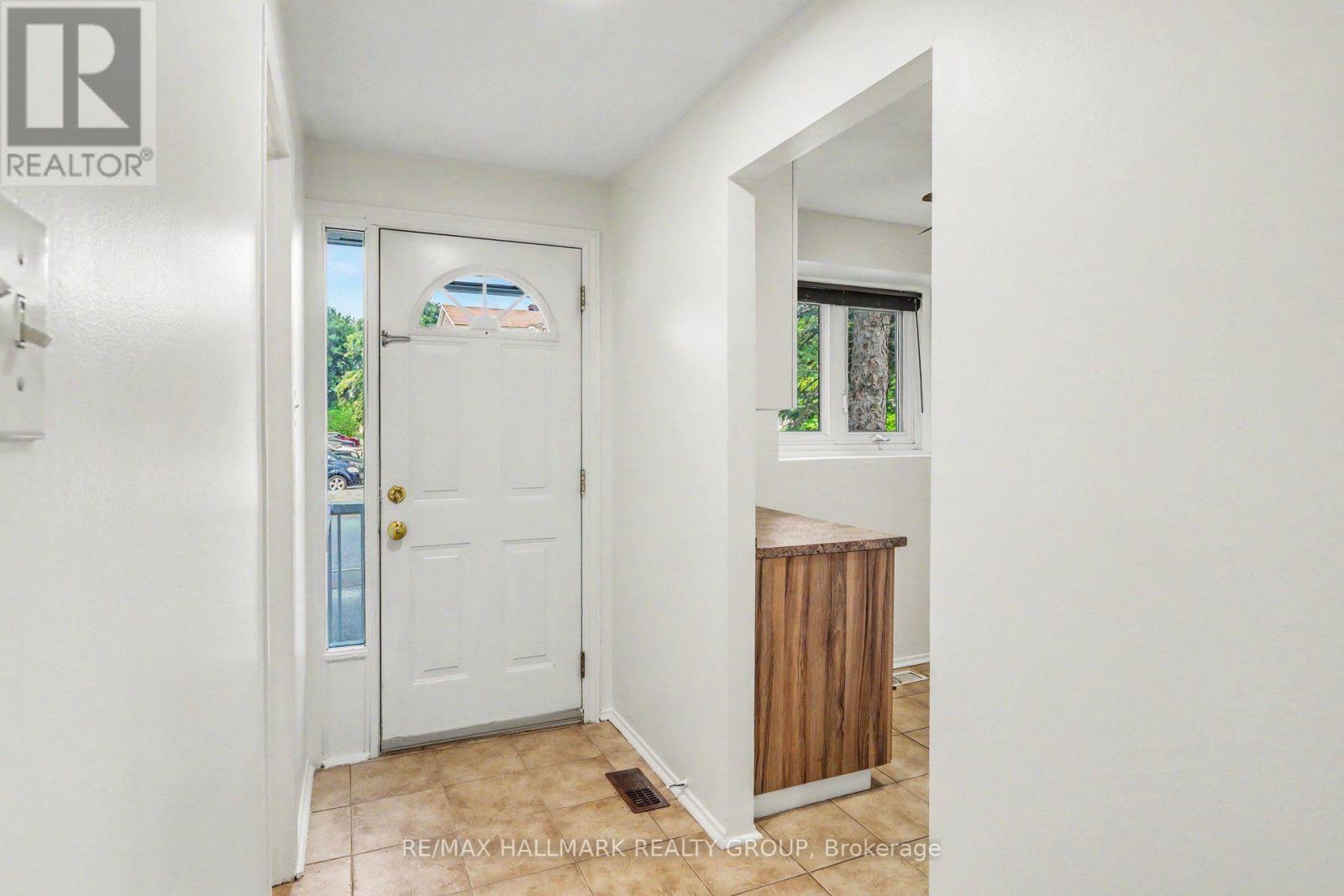 1747a Lamoureux Drive, Ottawa, Ontario K1E 2N3 - Photo 3 - X13685562