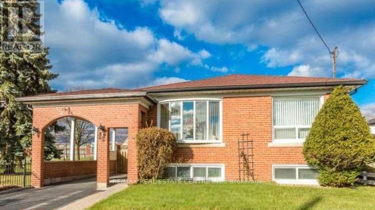 <div class="slider-price">$899,000</div><p>22 Beran Drive, Toronto, Ontario</p>