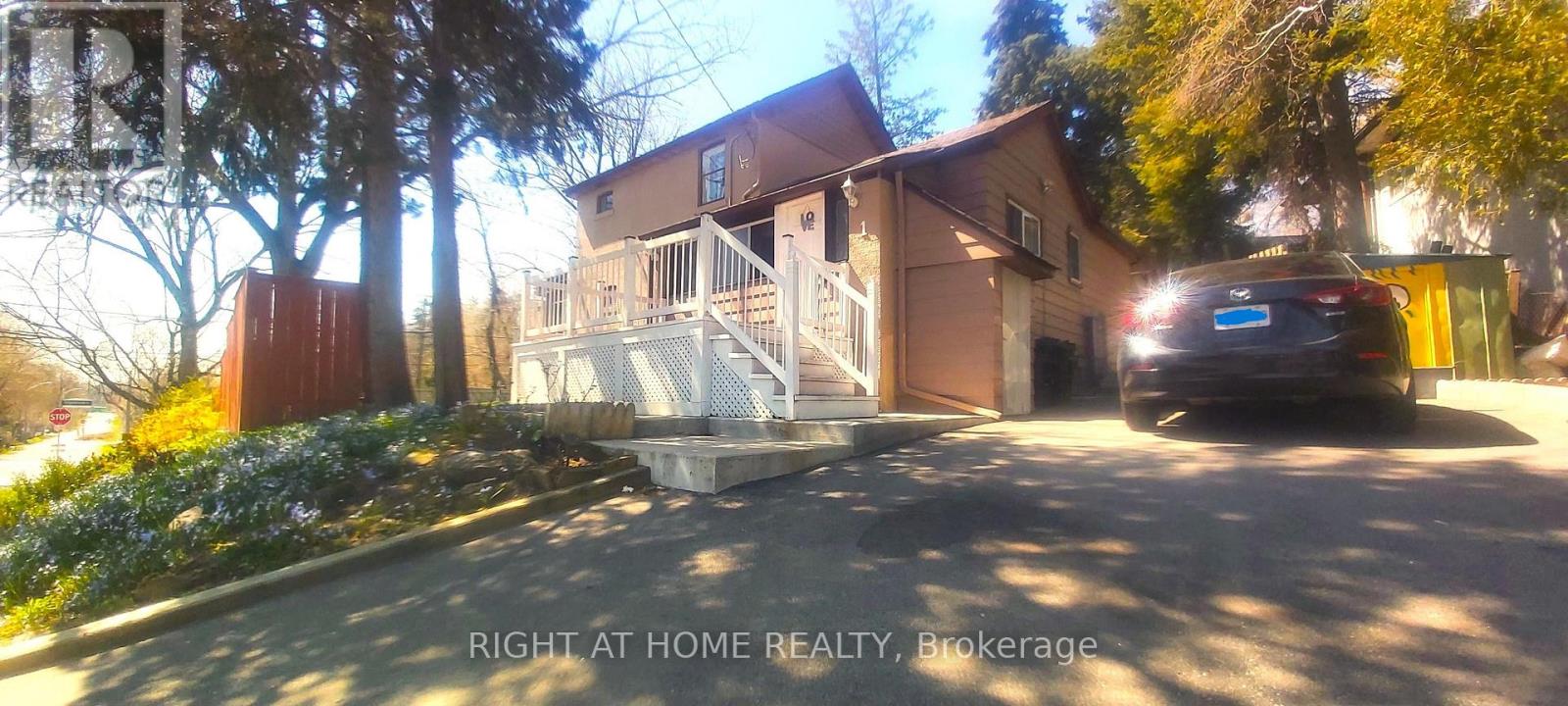 <div class="slider-price">$799,000</div><p>1 Edgebrook Drive, Toronto, Ontario</p>