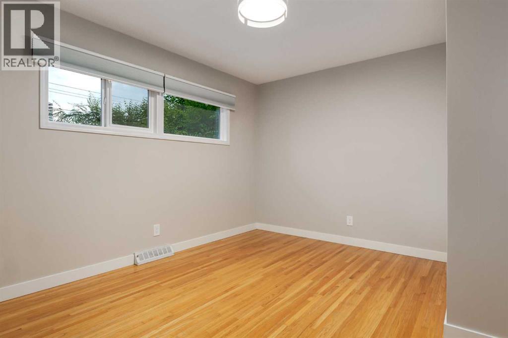 30 Hutton Place SW, Calgary, Alberta  T2V 3B6 - Photo 11 - A2336909