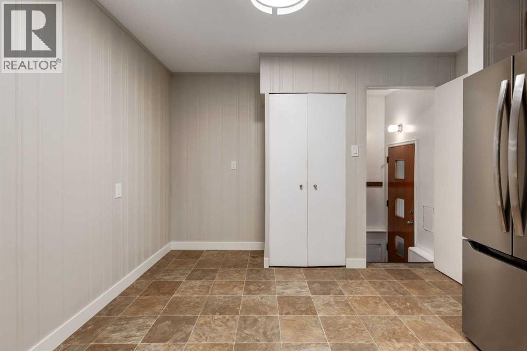 30 Hutton Place SW, Calgary, Alberta  T2V 3B6 - Photo 10 - A2336909