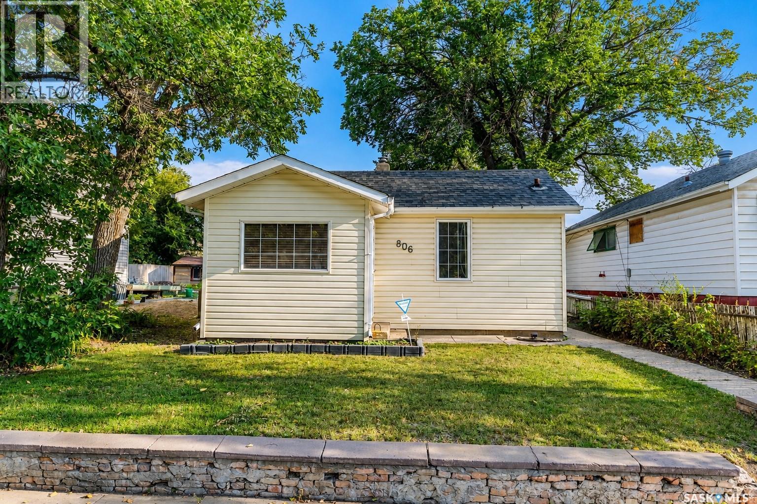 806 Stadacona Street W, Moose Jaw, Saskatchewan  S6H 2A6 - Photo 1 - SK045830
