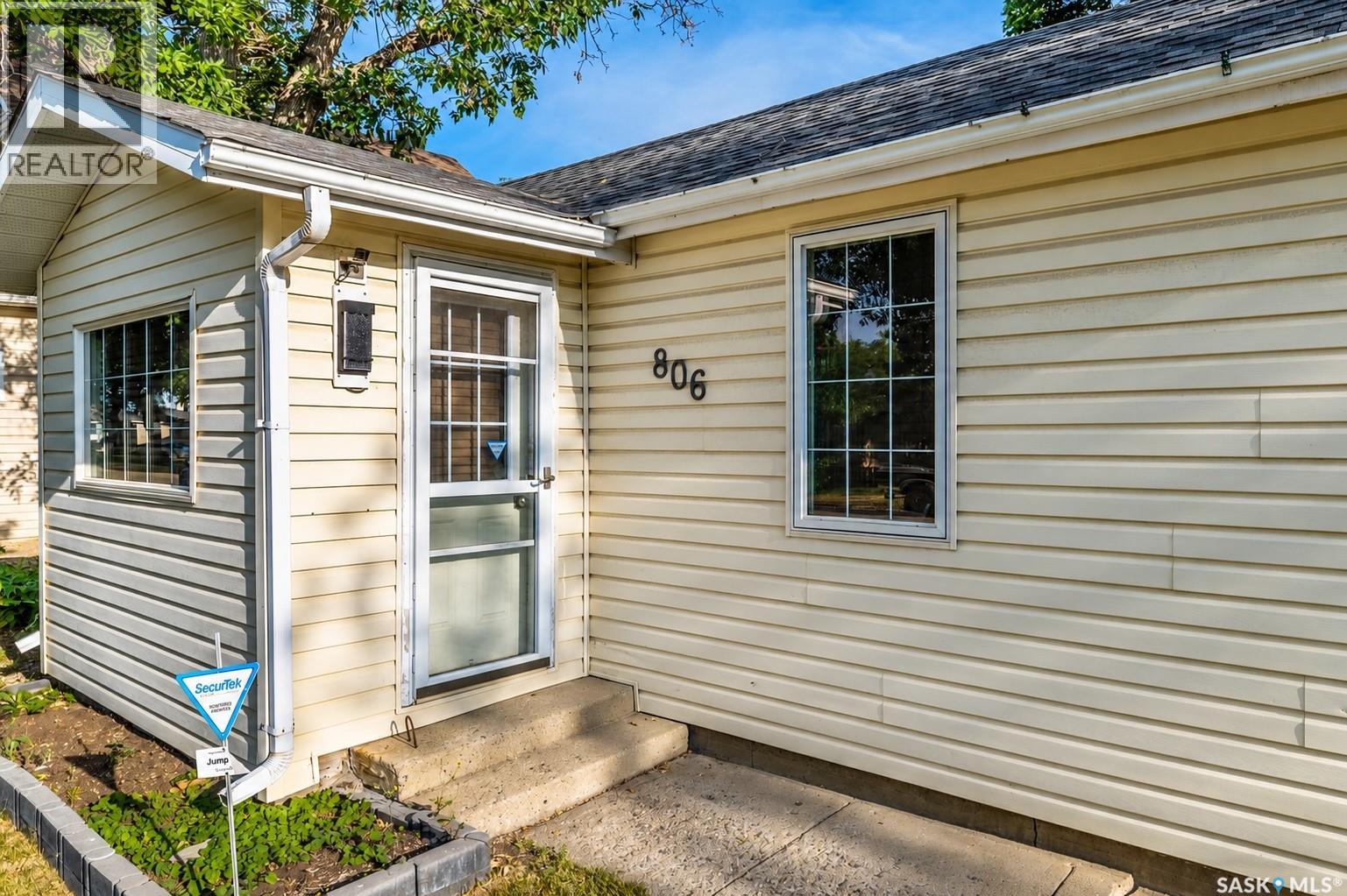 806 Stadacona Street W, Moose Jaw, Saskatchewan  S6H 2A6 - Photo 2 - SK045830