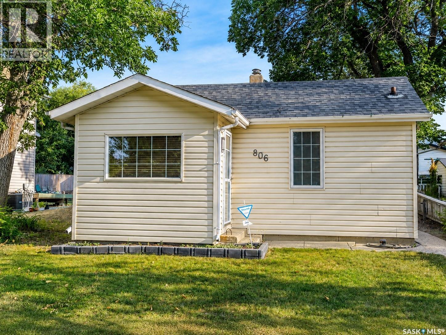 806 Stadacona Street W, Moose Jaw, Saskatchewan  S6H 2A6 - Photo 3 - SK045830