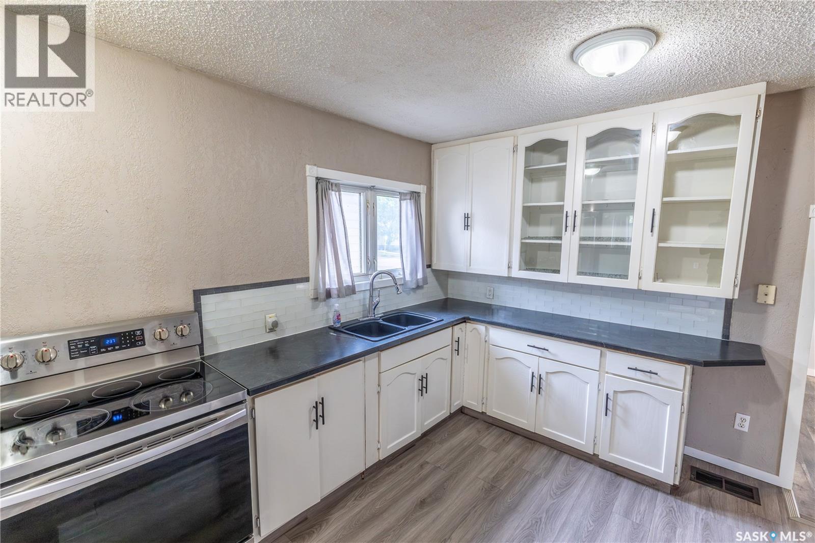 806 Stadacona Street W, Moose Jaw, Saskatchewan  S6H 2A6 - Photo 8 - SK045830