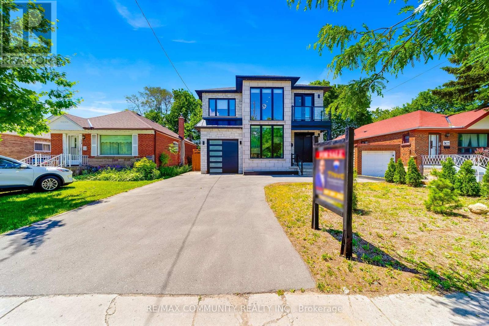 <div class="slider-price">$1,498,000</div><p>856 Kennedy Road, Toronto, Ontario</p>