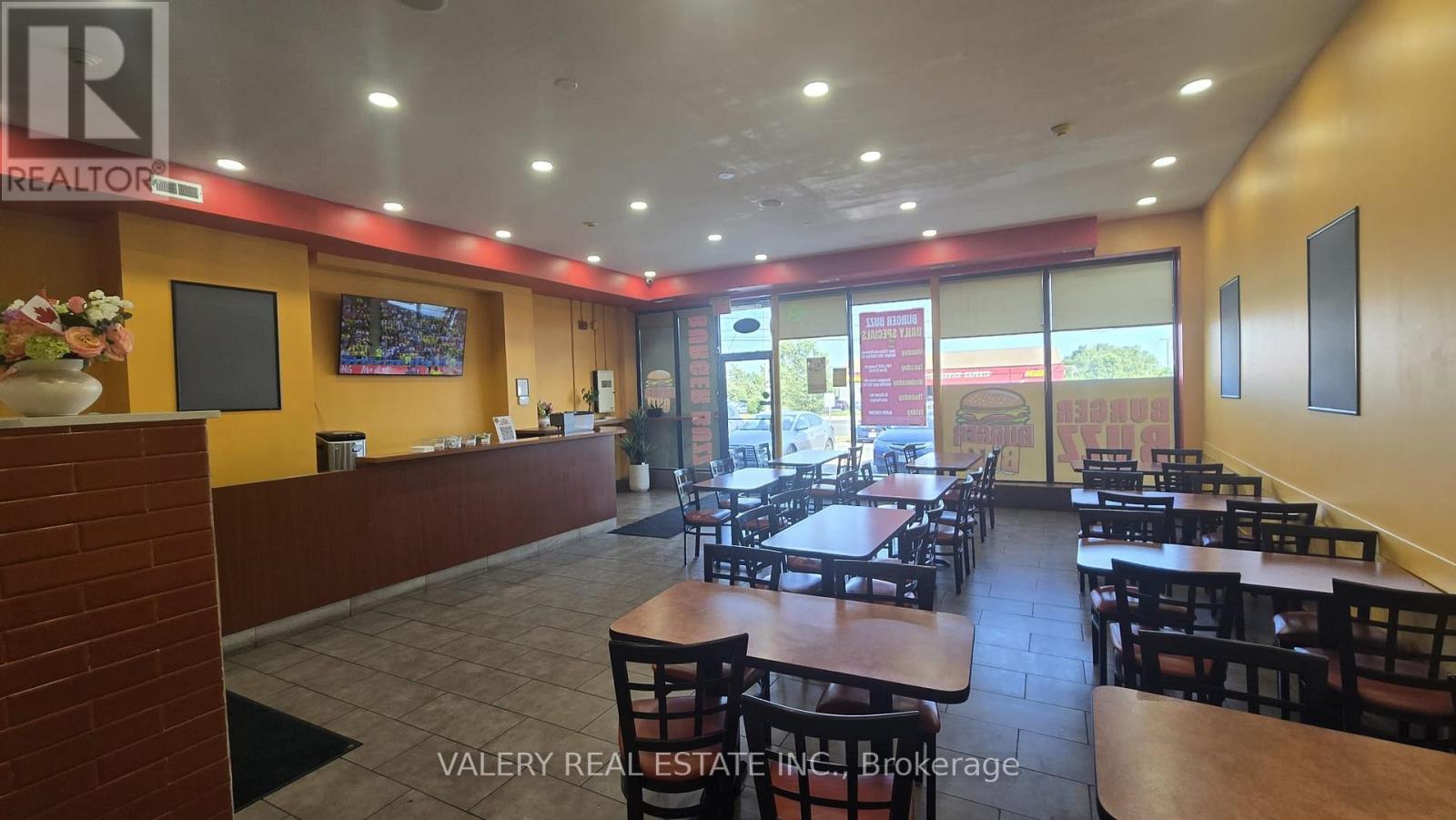 12a - 1125 Dundas Street East Street E, Mississauga, Ontario  L4Y 2C3 - Photo 2 - W13685628