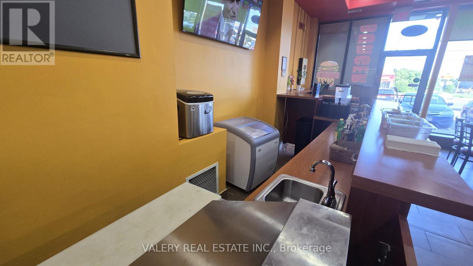 12a - 1125 Dundas Street East Street E, Mississauga, Ontario  L4Y 2C3 - Photo 6 - W13685628