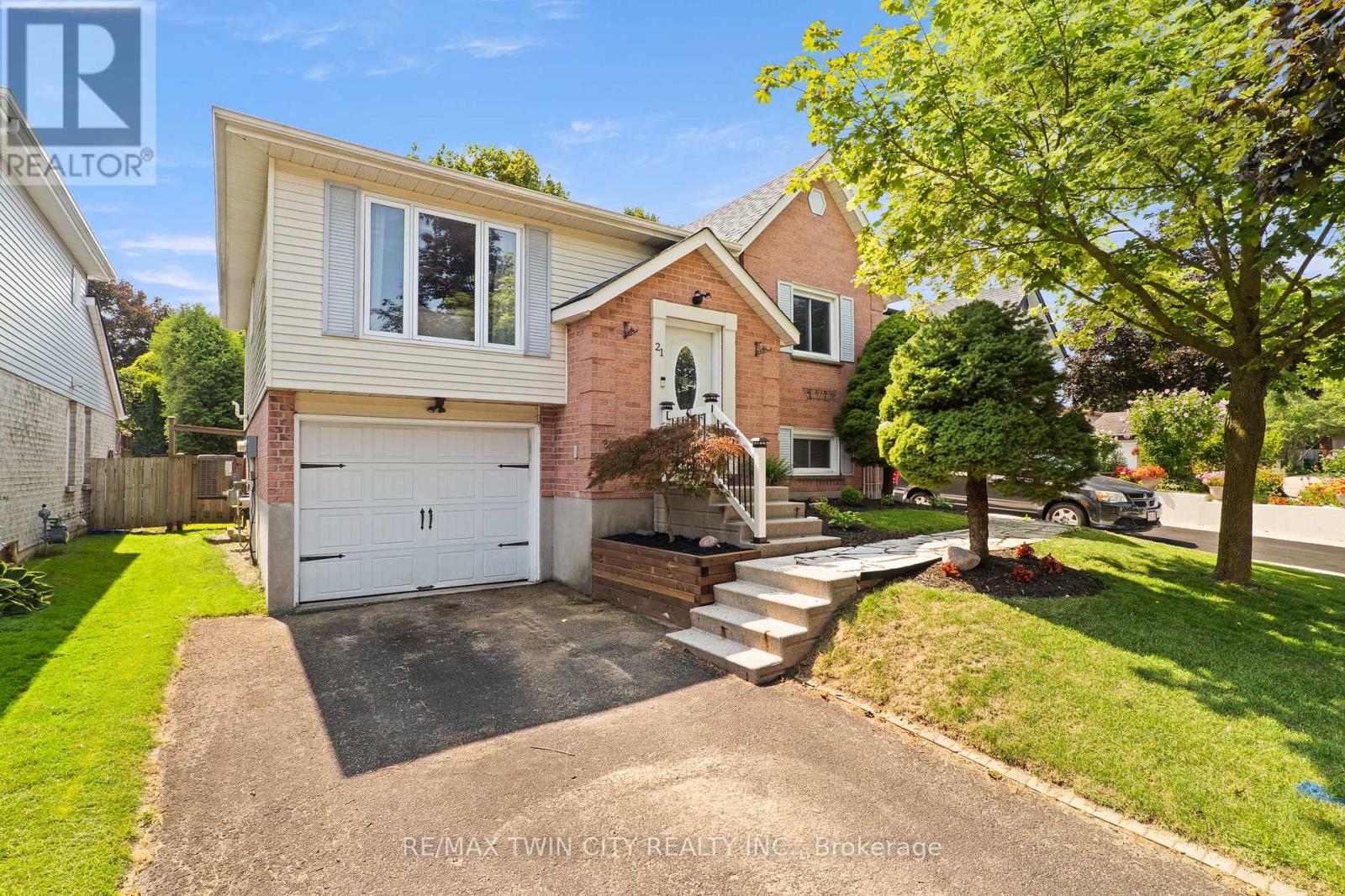 21 GOLDEN MEADOW CRESCENT, Kitchener, Ontario