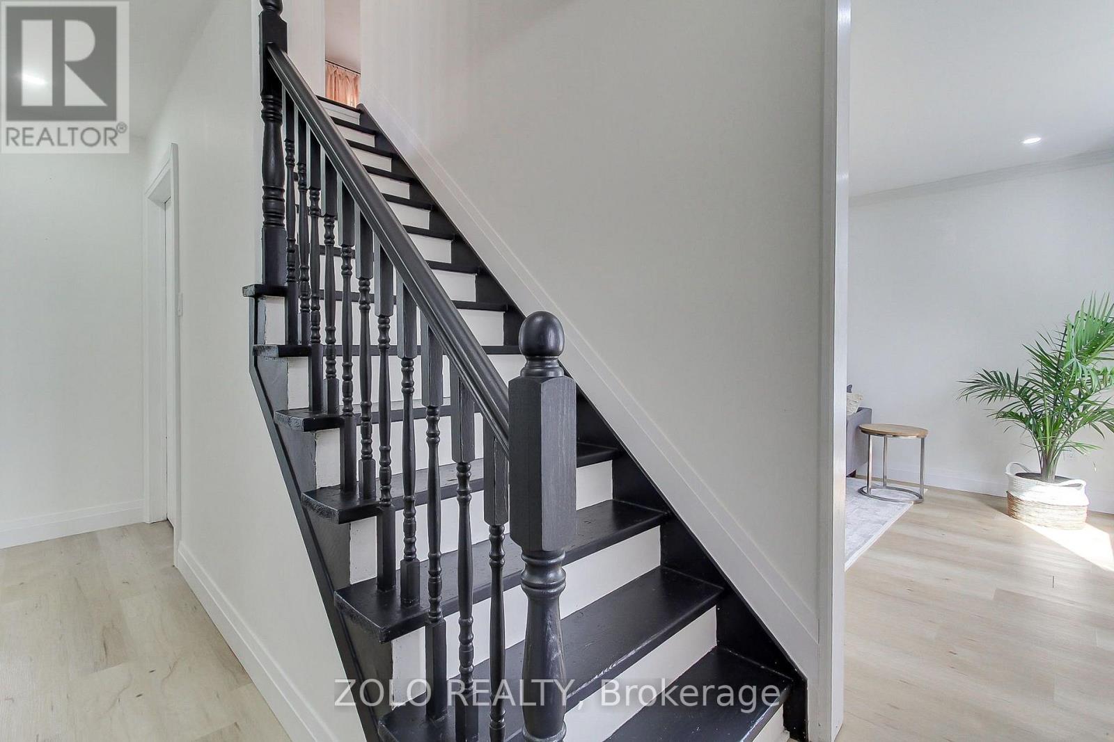 388 Terry Drive, Newmarket, Ontario  L3Y 5E7 - Photo 3 - N13685696