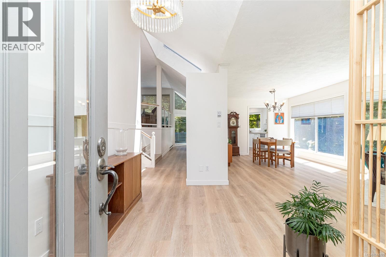 4468 Autumnwood Lane, Saanich, British Columbia  V8X 4V8 - Photo 6 - 1044785