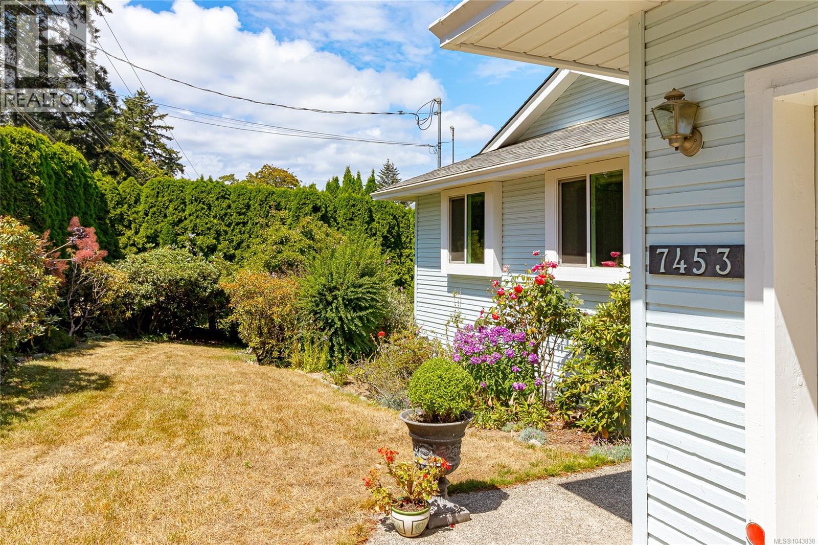 7453 Veyaness Rd, Central Saanich, British Columbia  V8M 1V9 - Photo 2 - 1043838