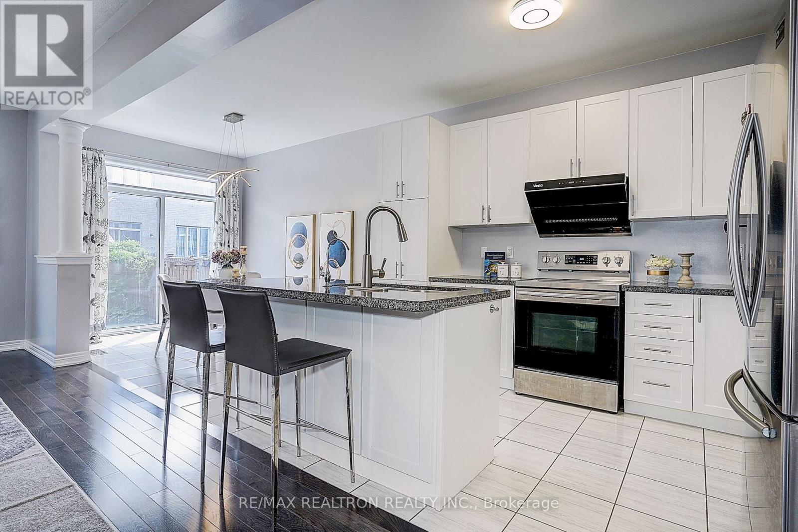 19 Falconridge Terrace, East Gwillimbury, Ontario  L0G 1V0 - Photo 11 - N13685712