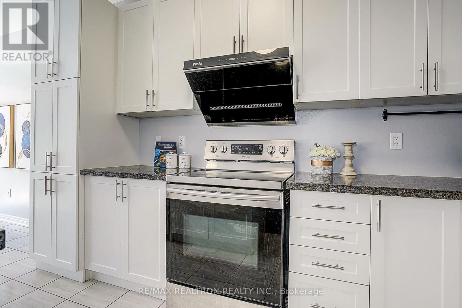 19 Falconridge Terrace, East Gwillimbury, Ontario  L0G 1V0 - Photo 13 - N13685712