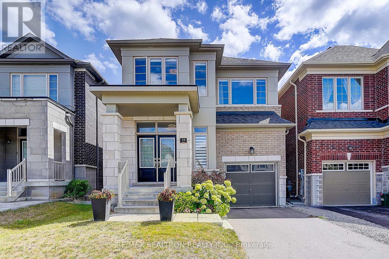 19 Falconridge Terrace, East Gwillimbury, Ontario  L0G 1V0 - Photo 2 - N13685712