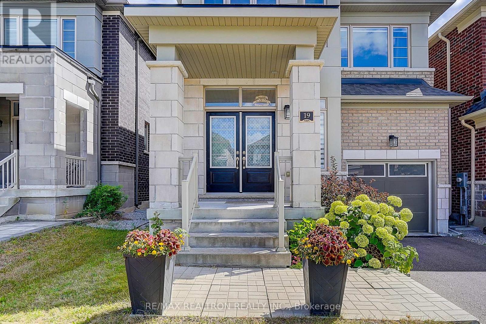 19 Falconridge Terrace, East Gwillimbury, Ontario  L0G 1V0 - Photo 3 - N13685712