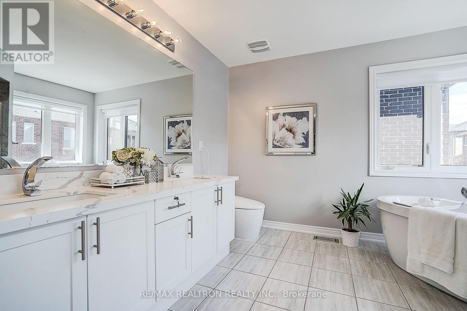 19 Falconridge Terrace, East Gwillimbury, Ontario  L0G 1V0 - Photo 30 - N13685712