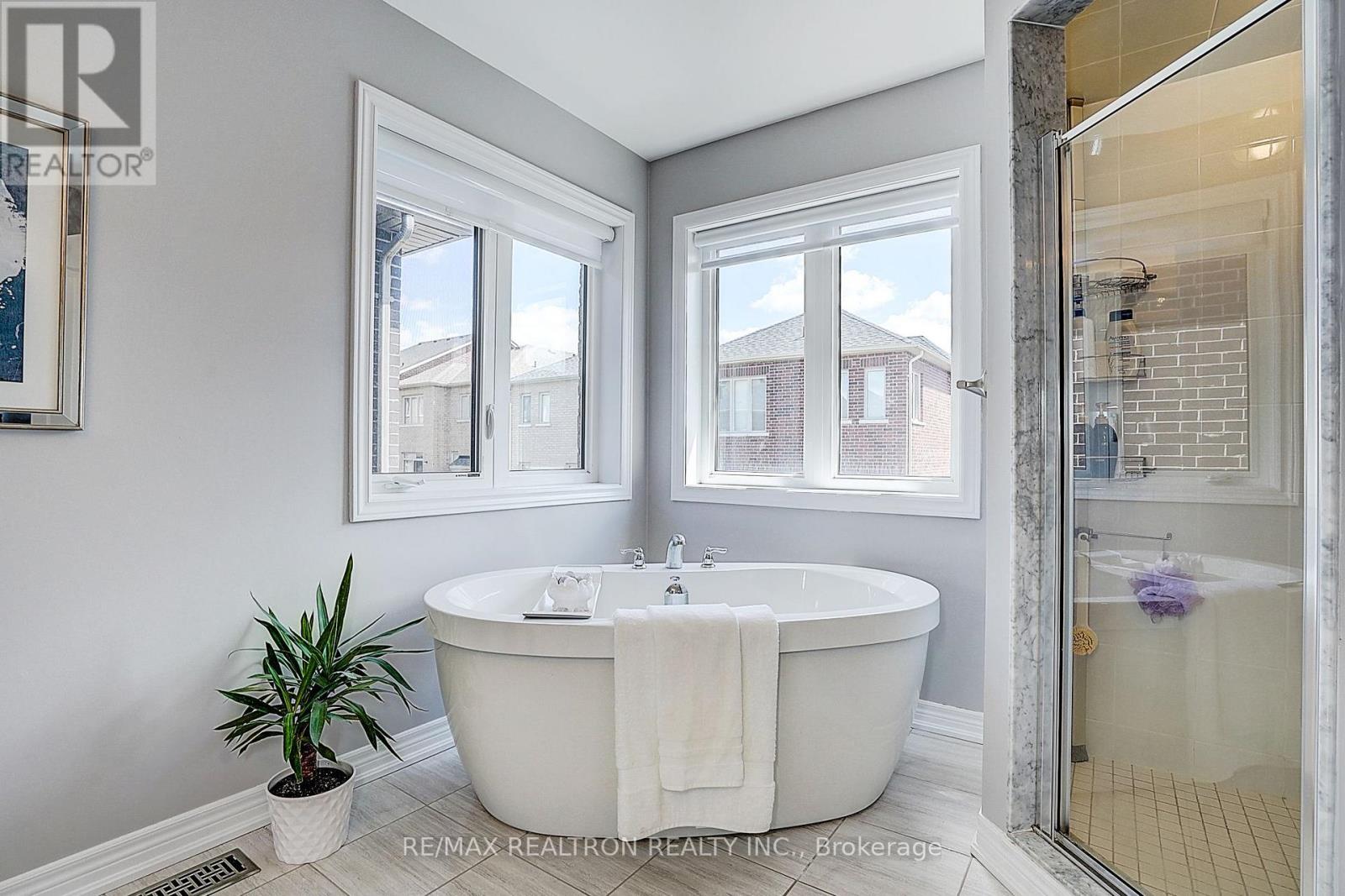 19 Falconridge Terrace, East Gwillimbury, Ontario  L0G 1V0 - Photo 31 - N13685712
