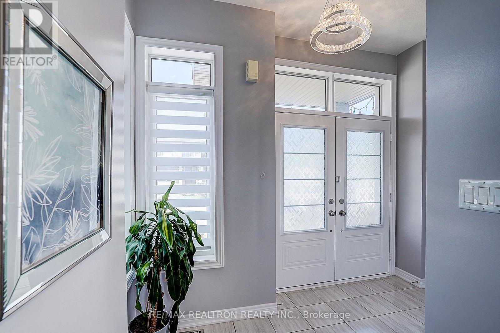 19 Falconridge Terrace, East Gwillimbury, Ontario  L0G 1V0 - Photo 5 - N13685712