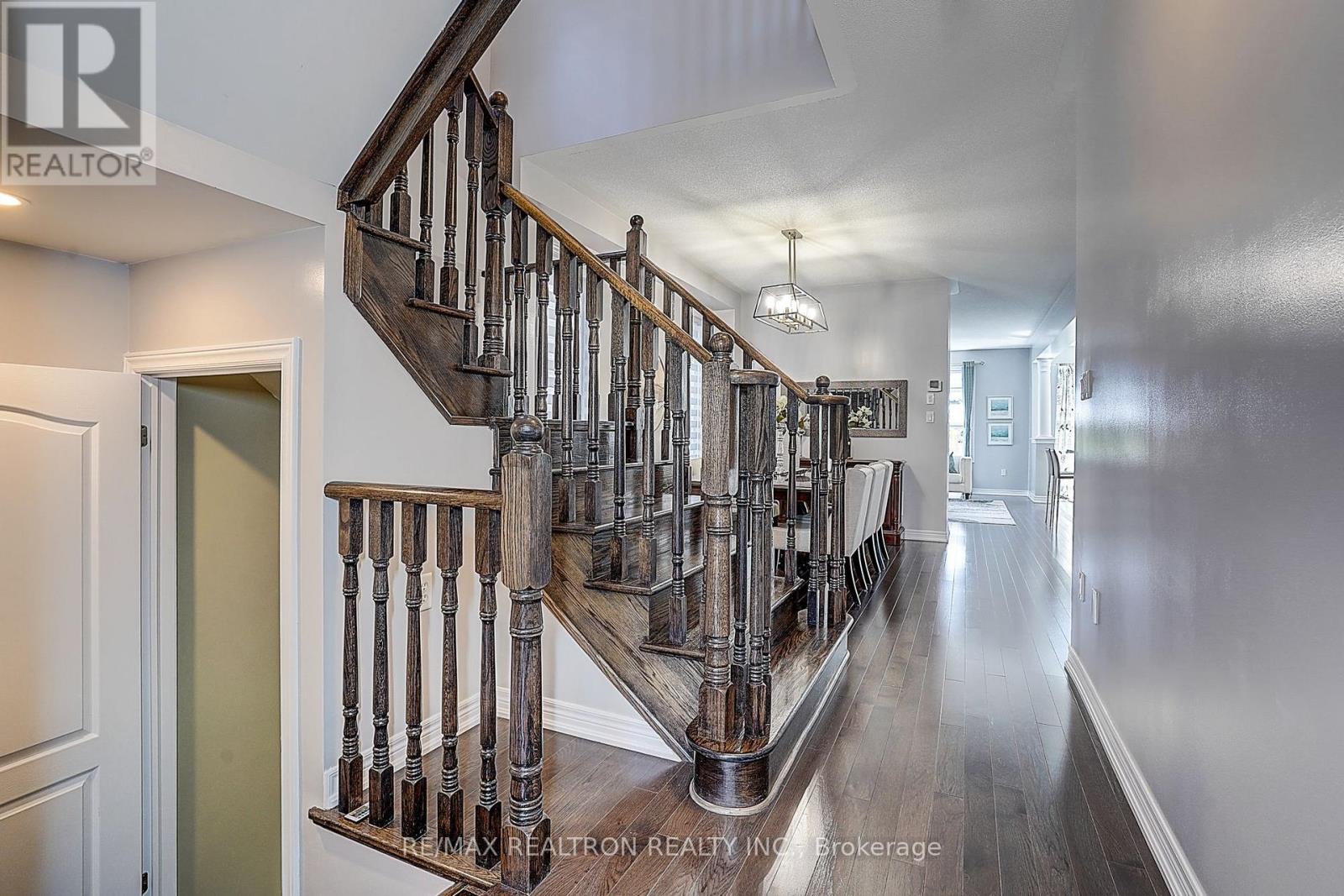 19 Falconridge Terrace, East Gwillimbury, Ontario  L0G 1V0 - Photo 7 - N13685712