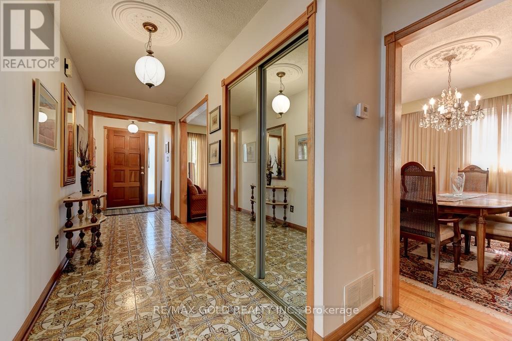 70 Malcolm Crescent, Brampton, Ontario  L6S 3C8 - Photo 5 - W13685818