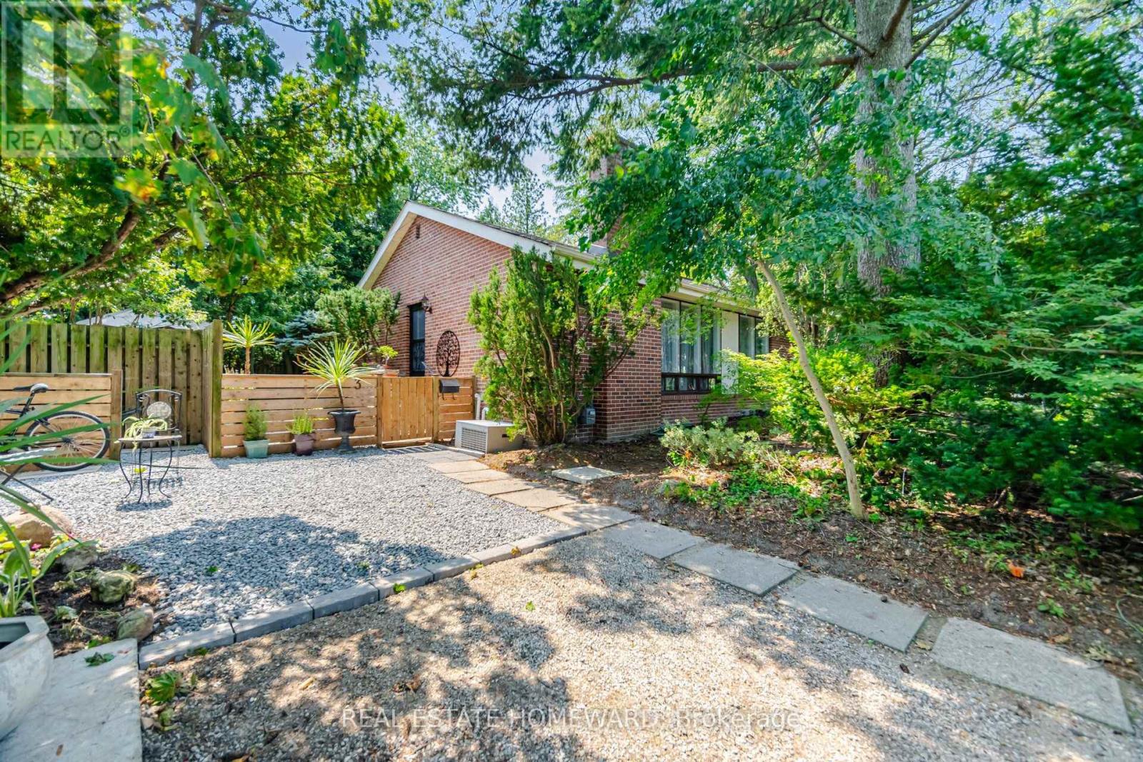 <div class="slider-price">$1,649,900</div><p>3 Shadwell Place, Toronto, Ontario</p>