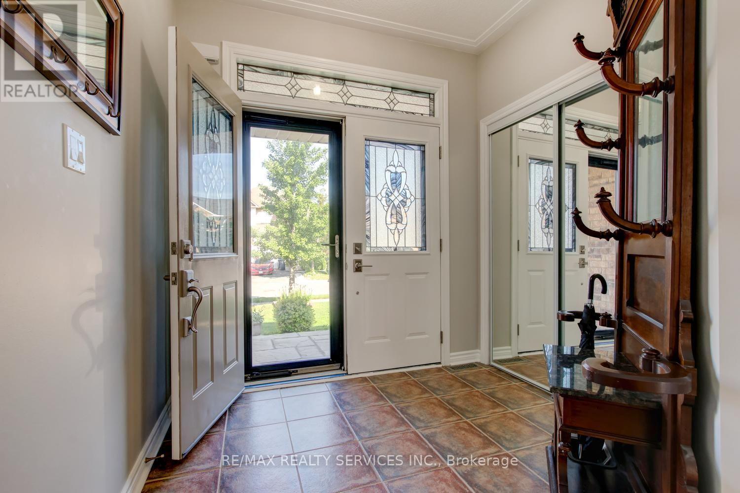 35 Hardgate Crescent, Brampton, Ontario  L7A 3V7 - Photo 2 - W13685884