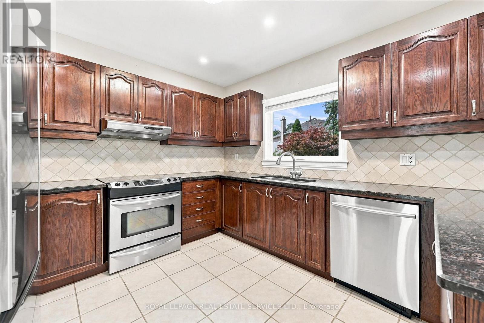 1512 Princeton Crescent, Oakville, Ontario  L6H 4H4 - Photo 15 - W13683424