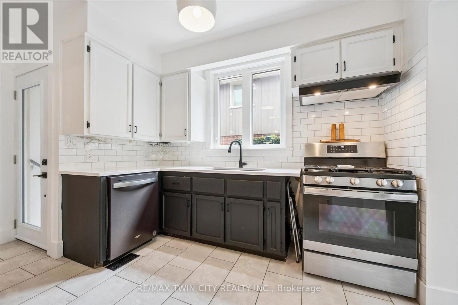 121 Belmont Avenue, Waterloo, Ontario  N2L 2A8 - Photo 11 - X13685858