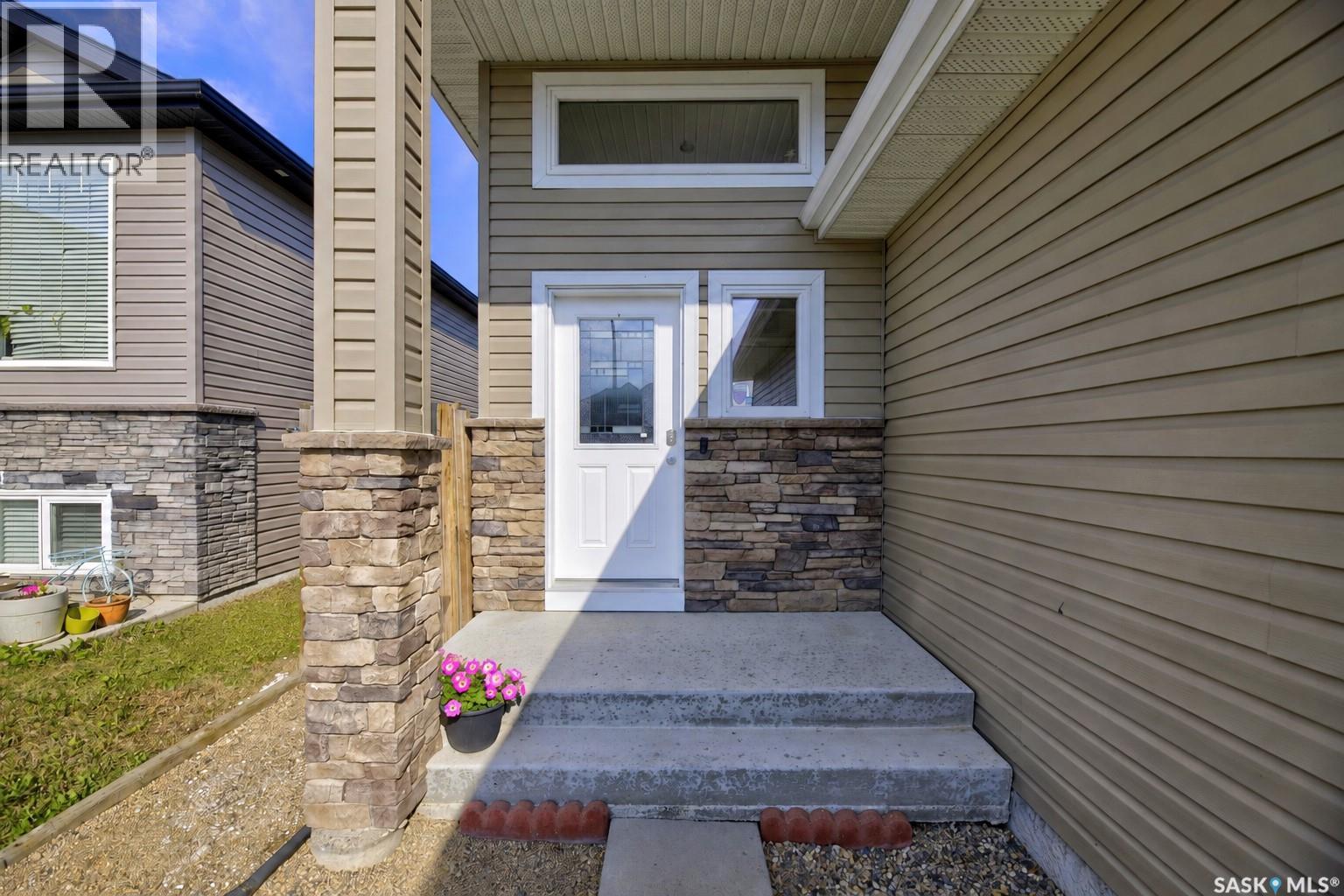 1114 Hargreaves Way, Saskatoon, Saskatchewan  S7R 0H2 - Photo 2 - SK045406