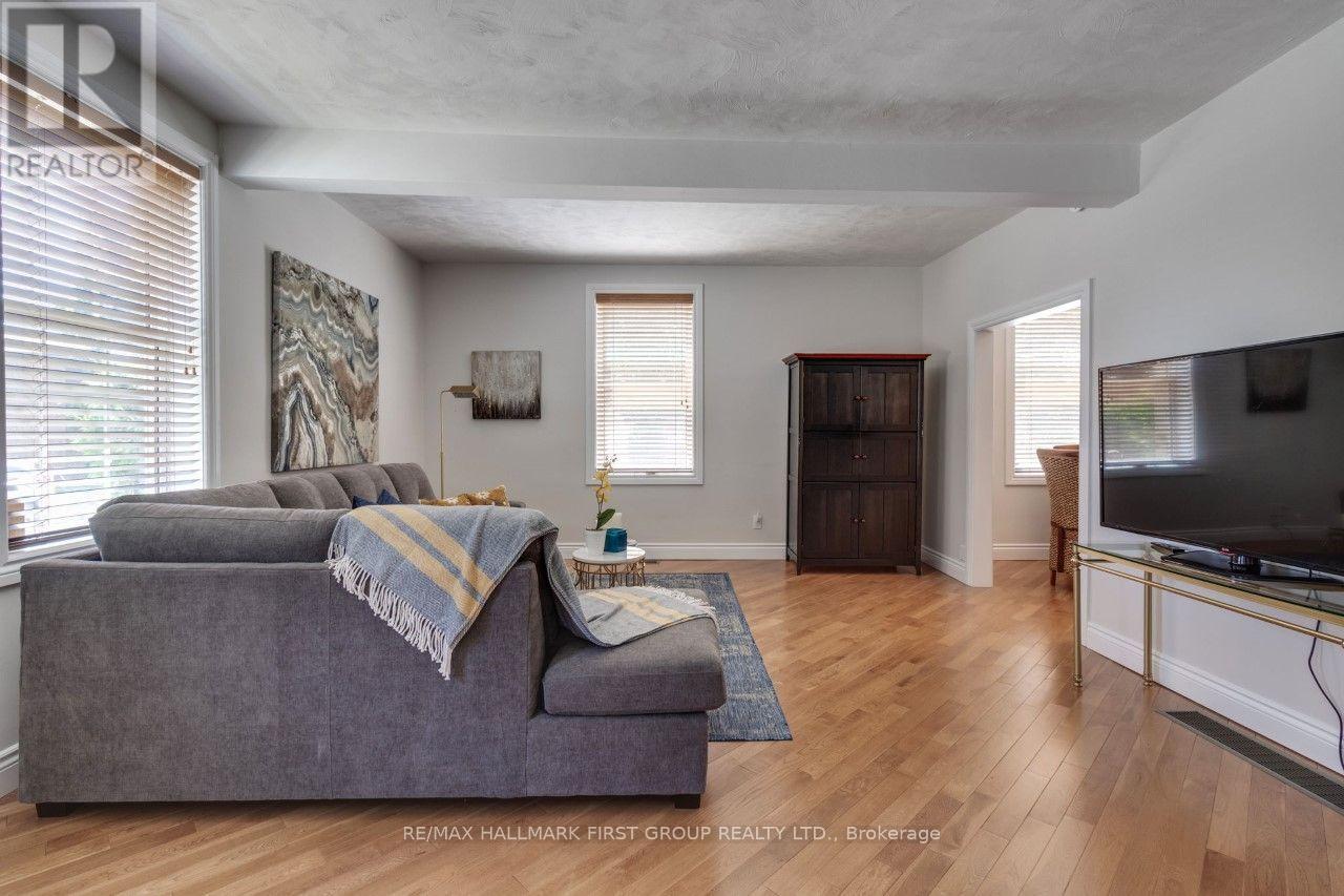 26 Whiting Avenue, Oshawa, Ontario  L1H 3T3 - Photo 4 - E13685898