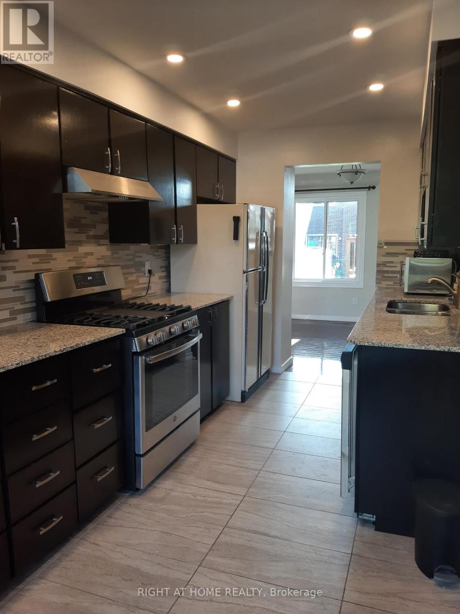39 Hockley Path, Brampton, Ontario  L6V 3R2 - Photo 4 - W13685922