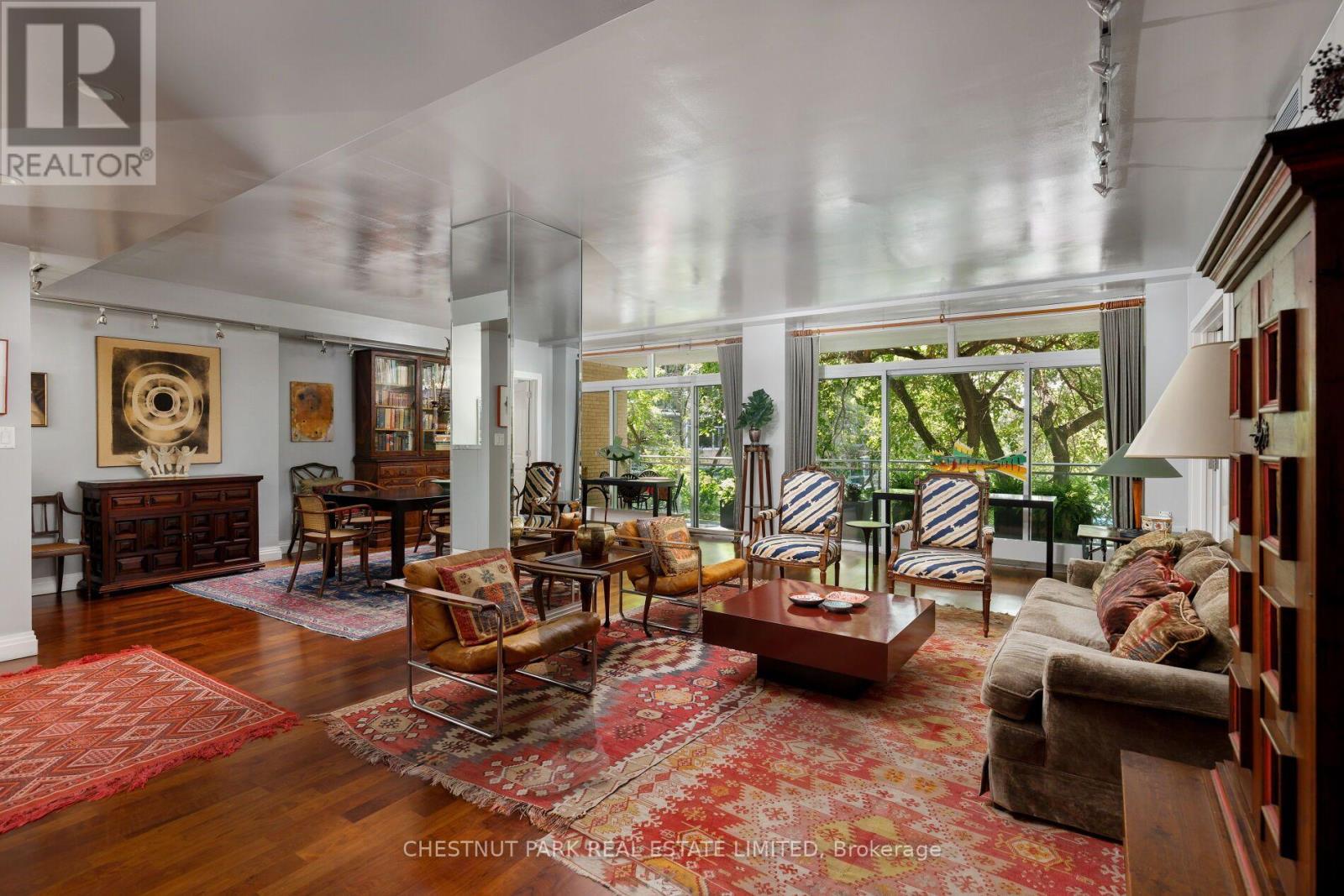 <div class="slider-price">$2,399,000</div><p>322 - 1 Benvenuto Place, Toronto, Ontario</p>