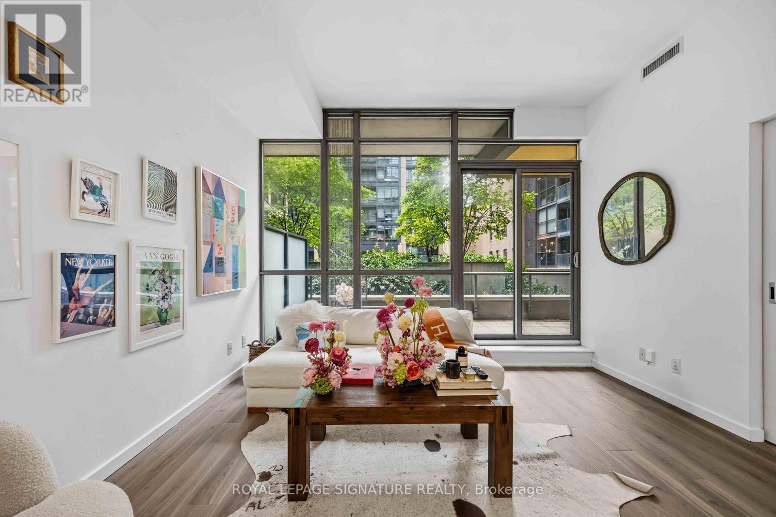 <div class="slider-price">$635,000</div><p>202 - 8 Charlotte Street, Toronto, Ontario</p>