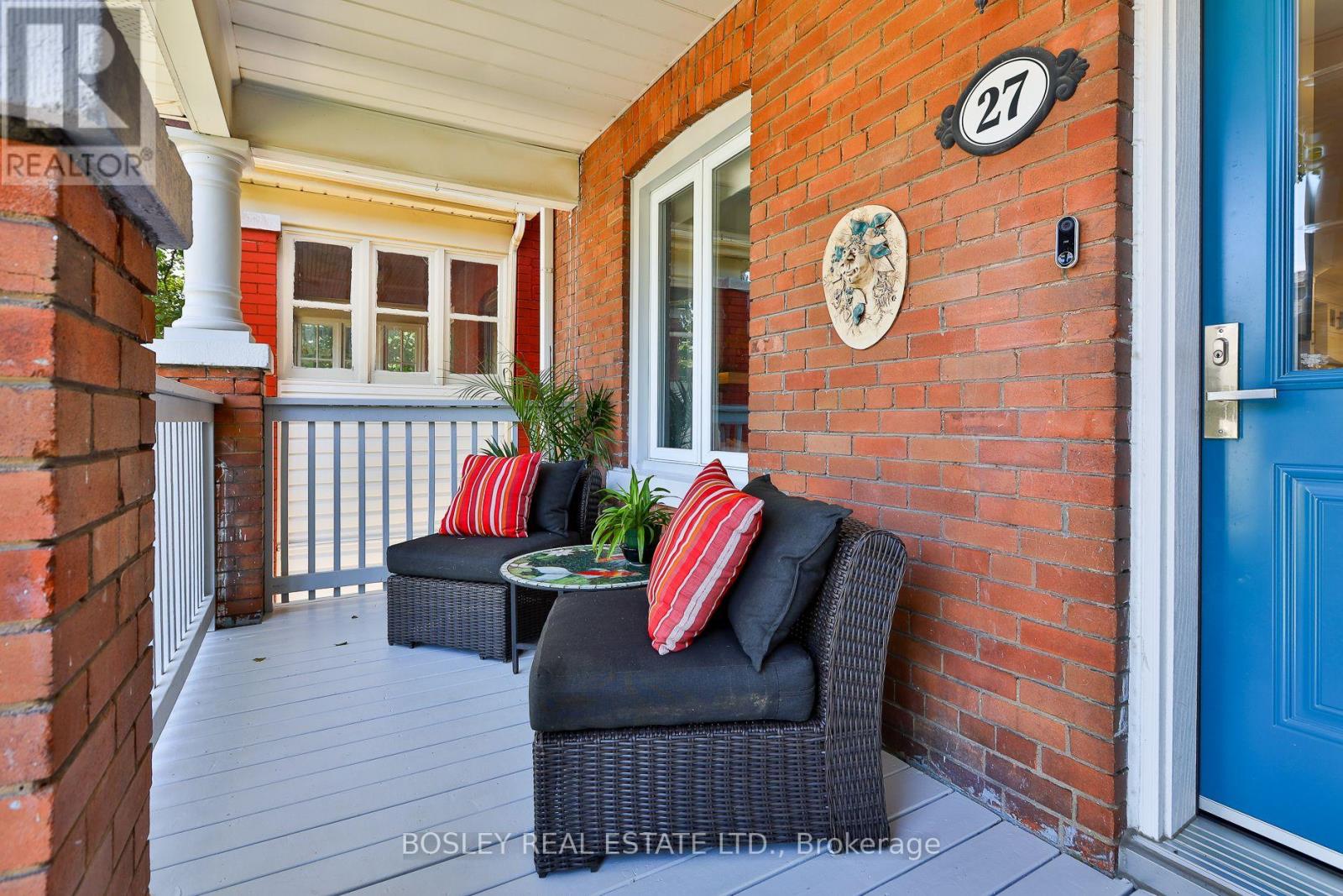 <div class="slider-price">$1,198,000</div><p>27 Mountnoel Avenue, Toronto, Ontario</p>