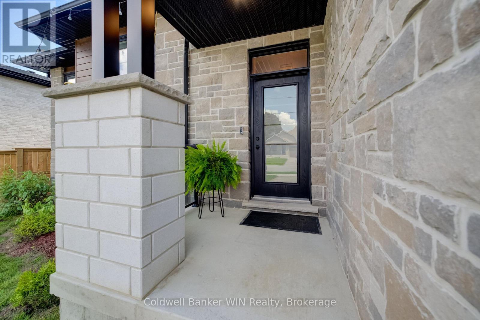 430 Wellington Street E, Wellington North (Mount Forest), Ontario  N0G 2L4 - Photo 2 - X13686044