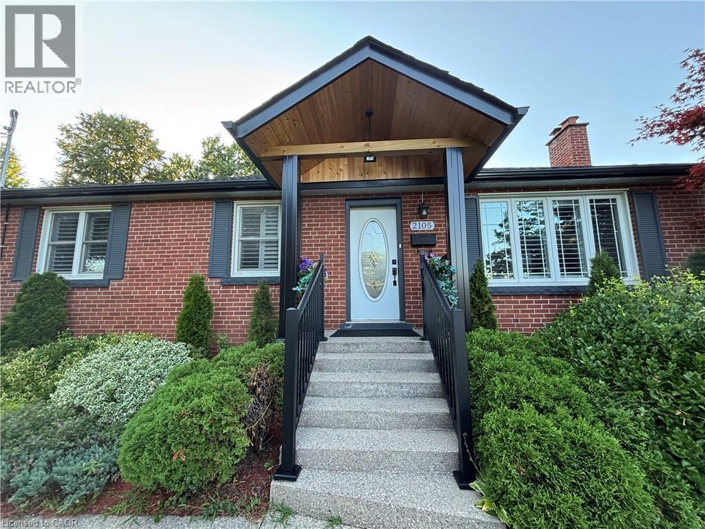 2105 Maplewood Drive, Burlington, Ontario  L7R 2C6 - Photo 2 - 40856104