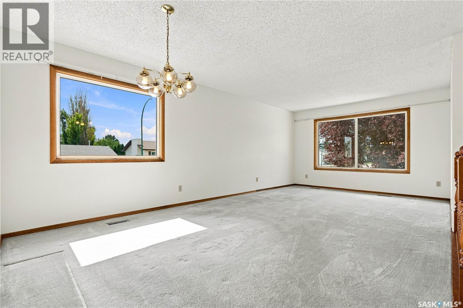 202 Stacey Court, Saskatoon, Saskatchewan  S7L 7A7 - Photo 3 - SK045835