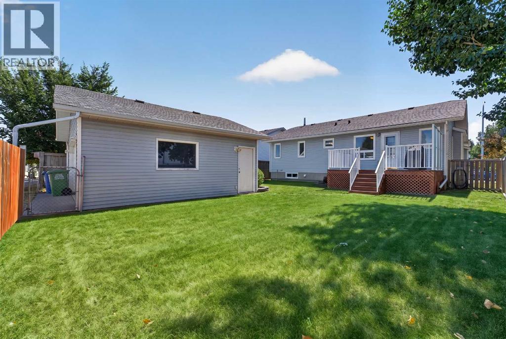42 West Boothby Crescent, Cochrane, Alberta  T4C 1L9 - Photo 2 - A2336895