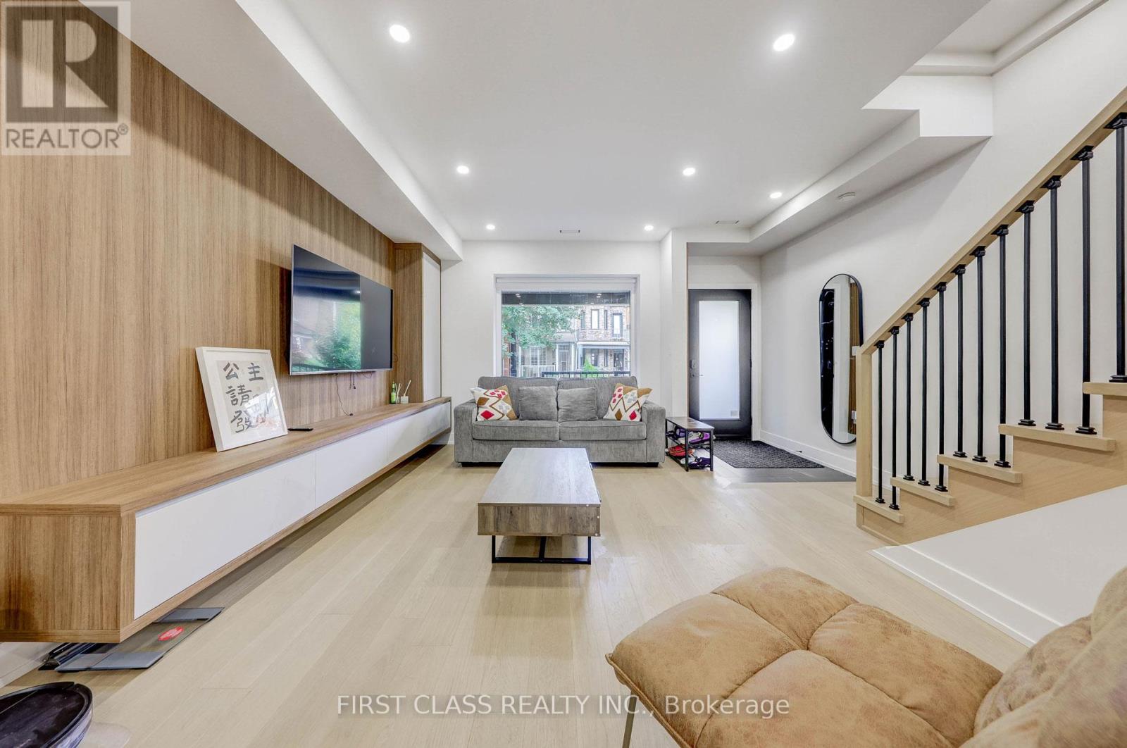 431 Roxton Road, Toronto, Ontario  M6G 3R5 - Photo 4 - C13686134