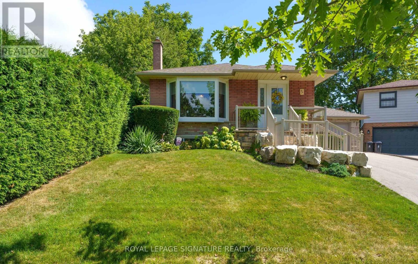 <div class="slider-price">$859,000</div><p>5 Manorwood Road, Toronto, Ontario</p>