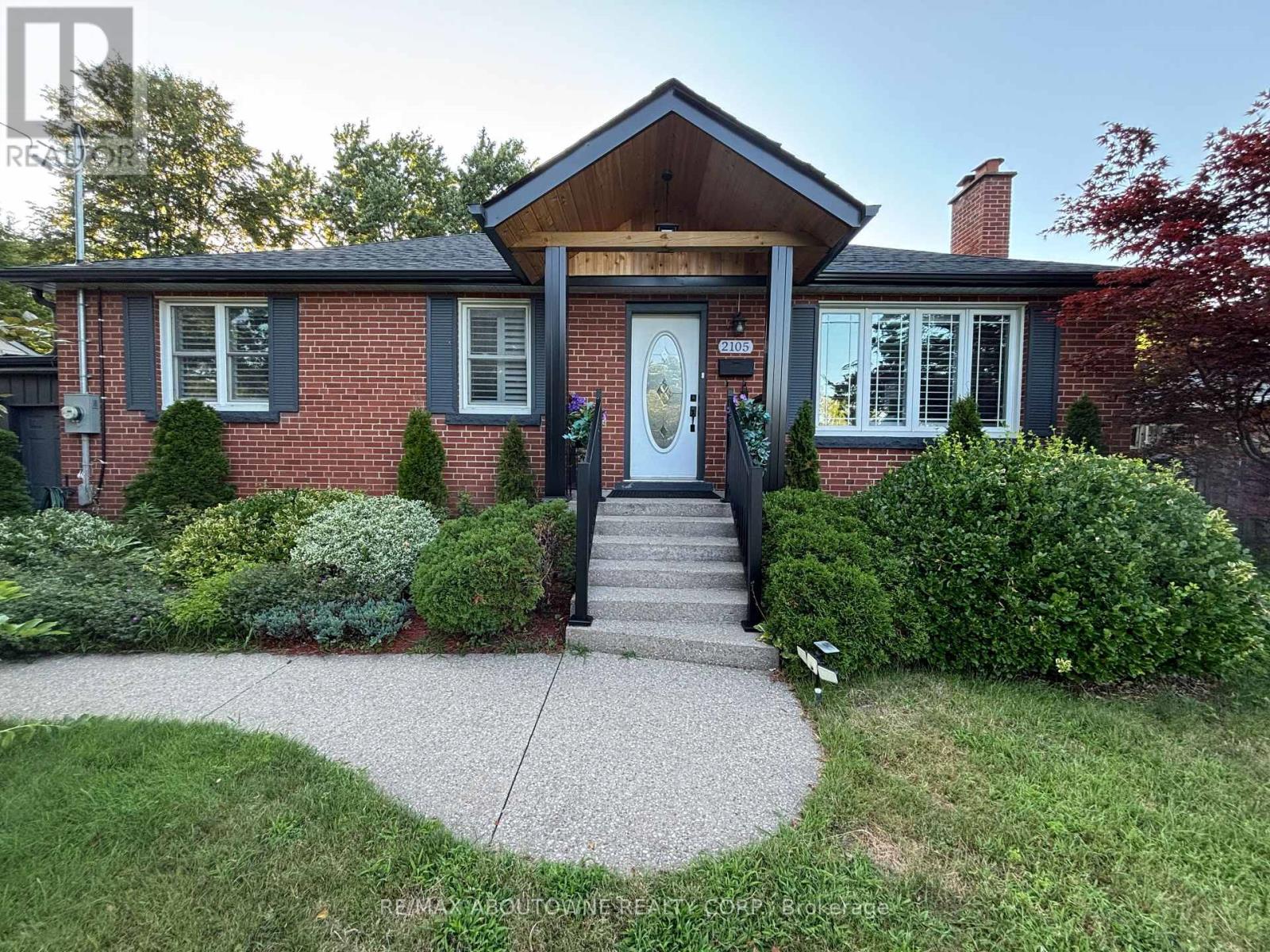 2105 MAPLEWOOD DRIVE, Burlington, Ontario
