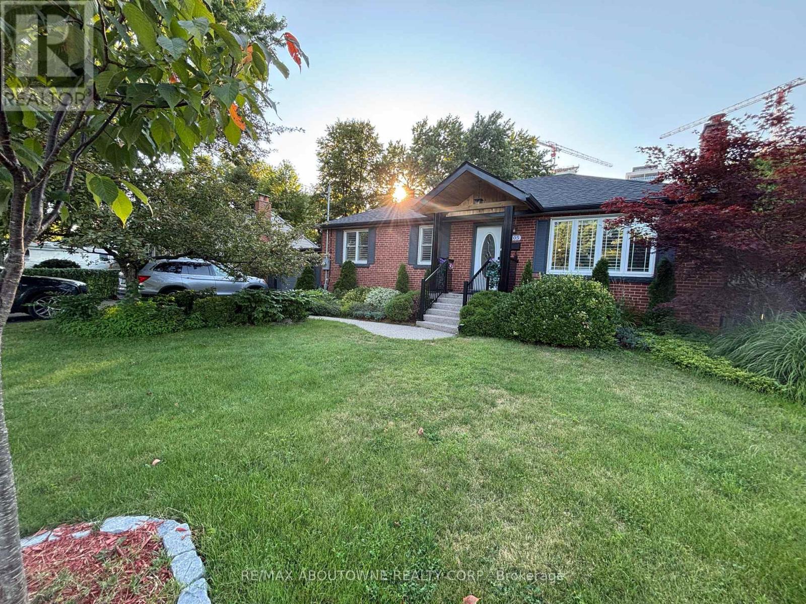 2105 Maplewood Drive, Burlington, Ontario  L7R 2C6 - Photo 3 - W13686080