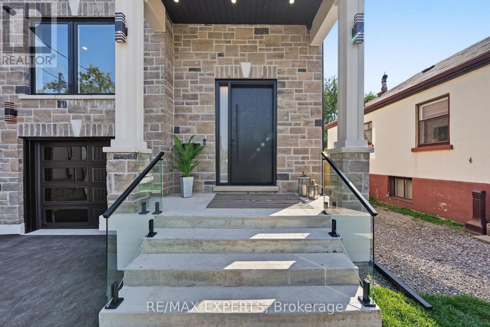 1062 Alexandra Avenue, Mississauga, Ontario  L5E 1Z8 - Photo 3 - W13686170