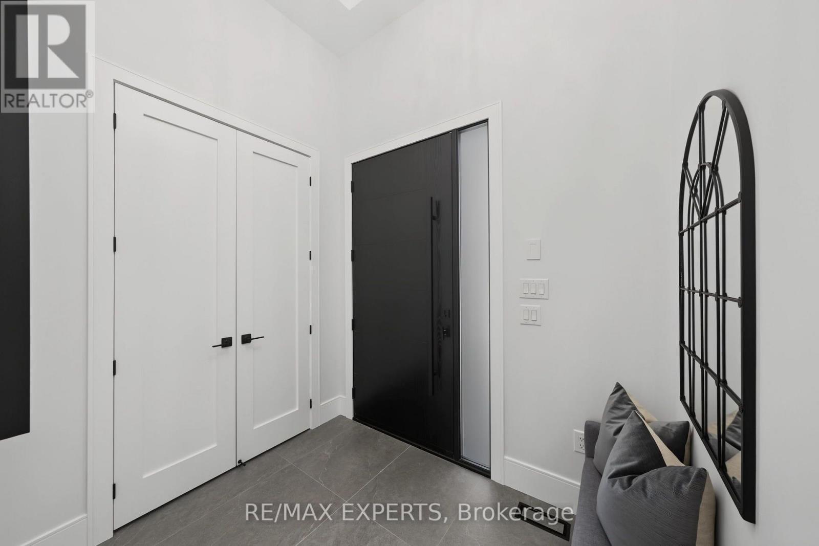 1062 Alexandra Avenue, Mississauga, Ontario  L5E 1Z8 - Photo 4 - W13686170