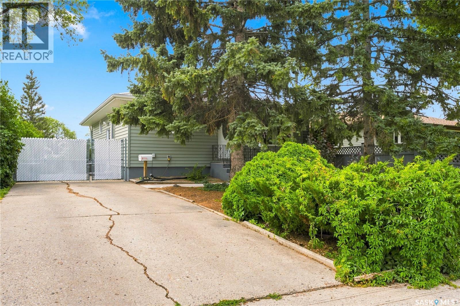 448 Robinson Street, Regina, Saskatchewan  S4R 3R4 - Photo 39 - SK045882